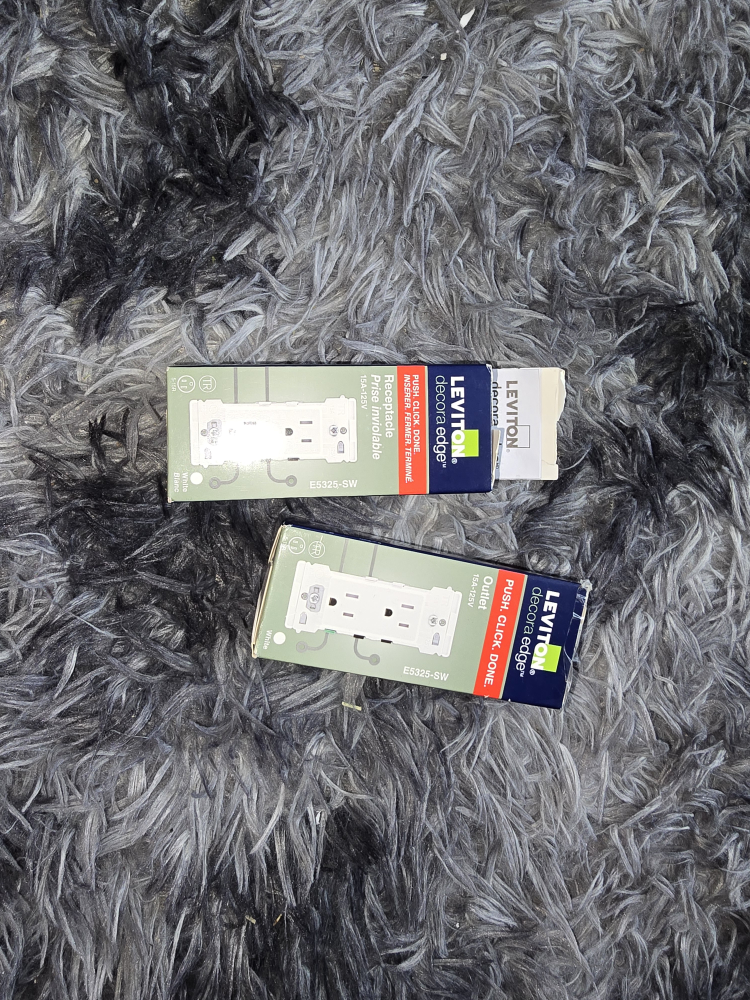 New Leviton Decora Edge Outlet E5325-SW