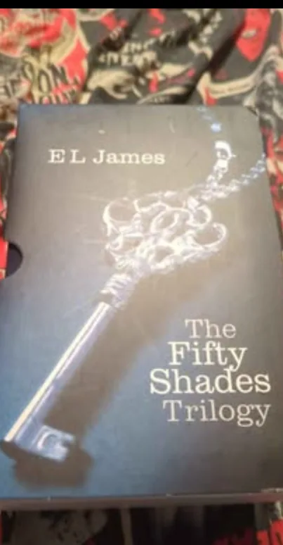 Fifty Shades of grey (All 3 books) image indicator(3)