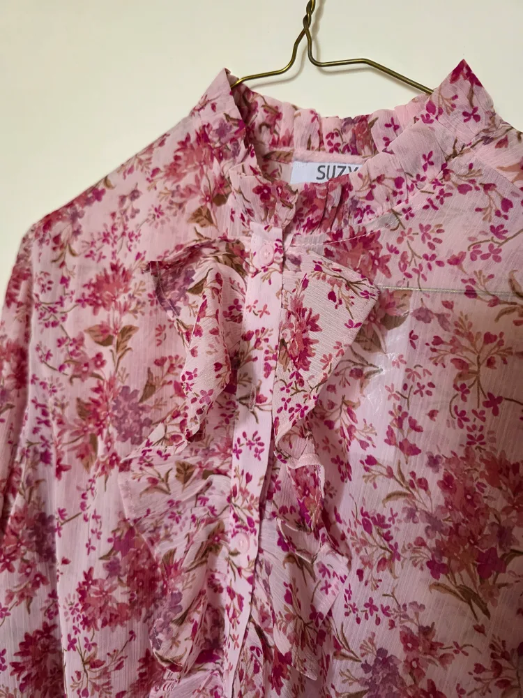 New Tagged Suzy Shier Floral Blouse image indicator(2)