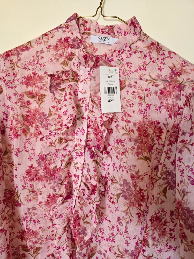 New Tagged Suzy Shier Floral Blouse image indicator(4)