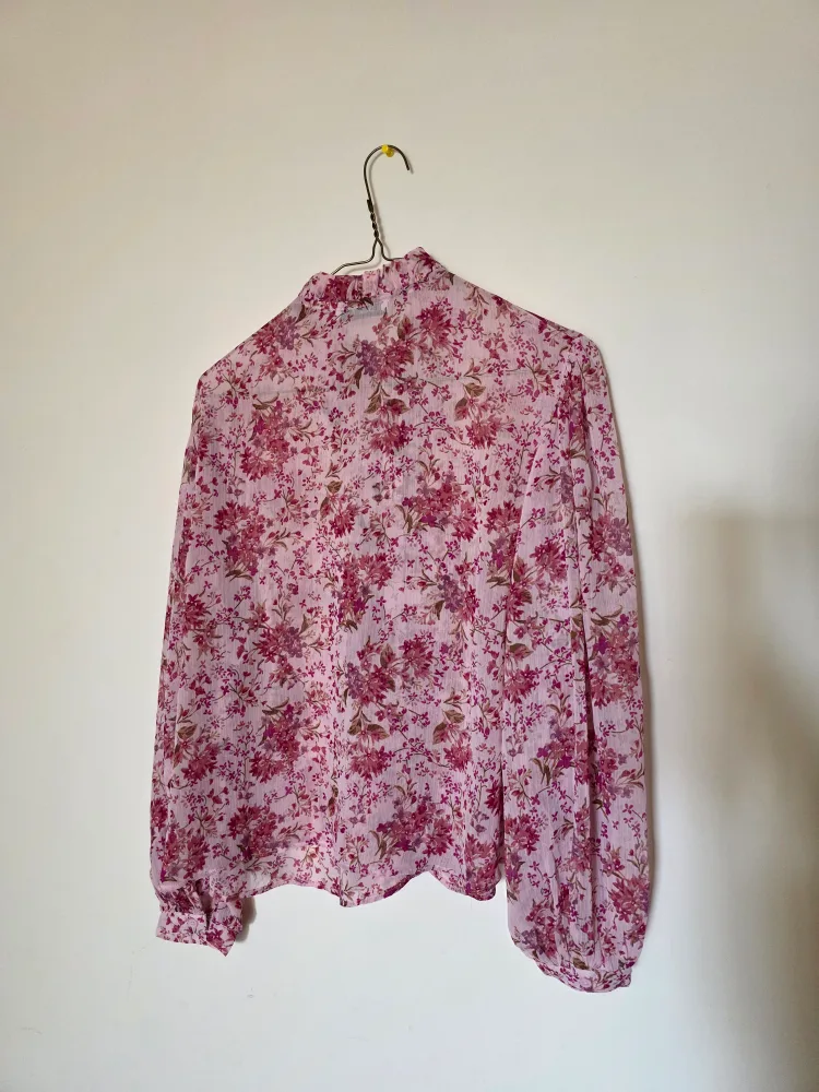 New Tagged Suzy Shier Floral Blouse image indicator(6)