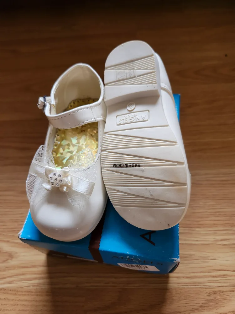 Girls ivory shoes. image indicator(2)
