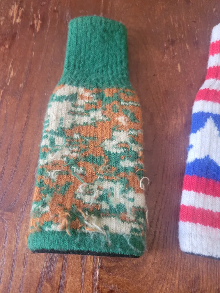 2 Knitted Stretchable Beer Bottle Cozys image indicator(2)