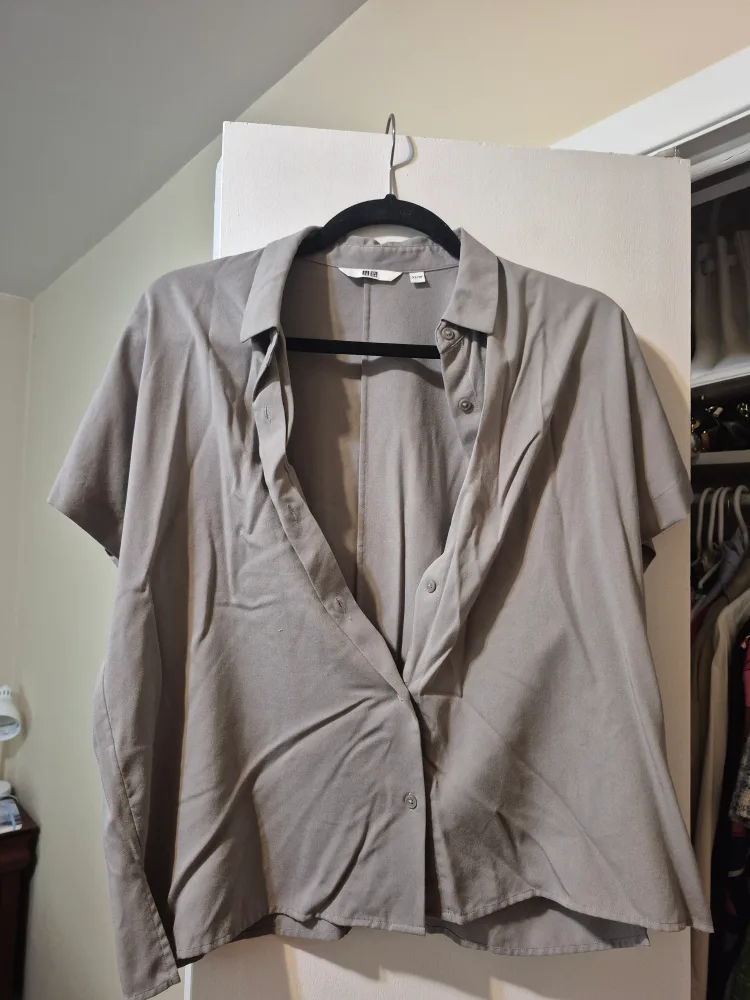Uniqlo Grey Short Sleeve Button Up - Size M thumbnail