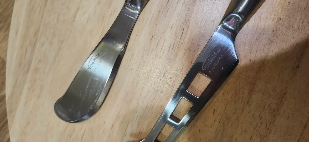 Sorrell Financial cutting Board with two Knives. Price firm image indicator(7)