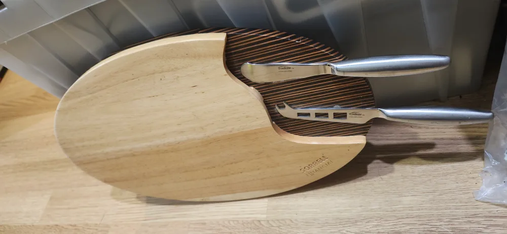 Sorrell Financial cutting Board with two Knives. Price firm image indicator(8)