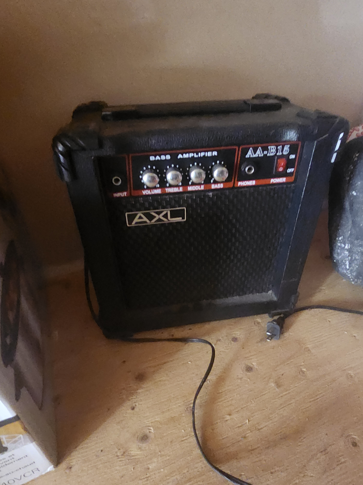 AXL AA-B15 Bass Amplifier