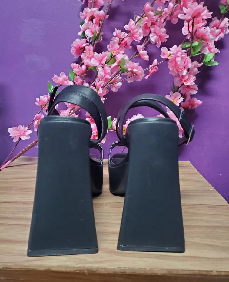 Black chunky platform heel sandals - size 7 image indicator(5)