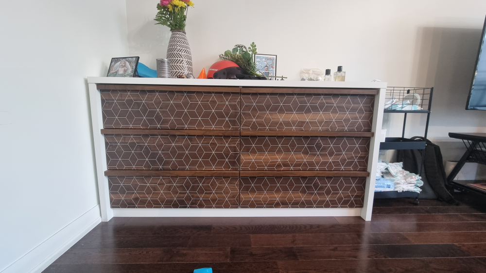 White & Wood Patterned 6-Drawer Dresser