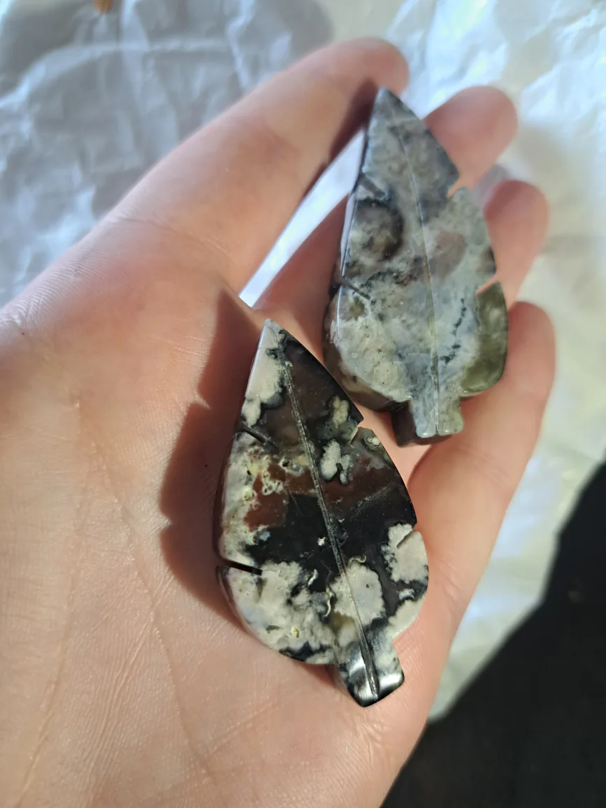 Leaf Shaped Carved agate thumbnail