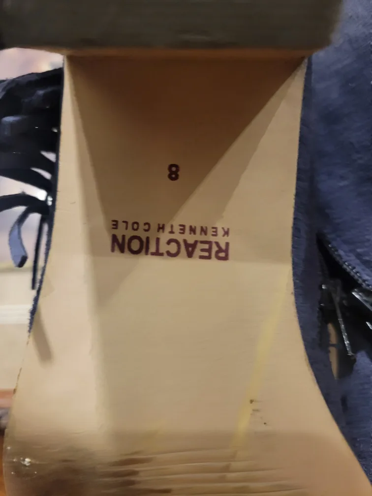 Women's suede Kenneth Cole size 8 image indicator(6)