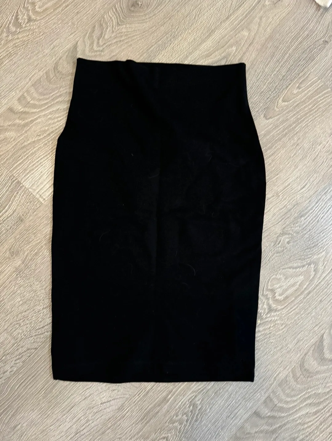 Elegant Black Pencil Skirt thumbnail