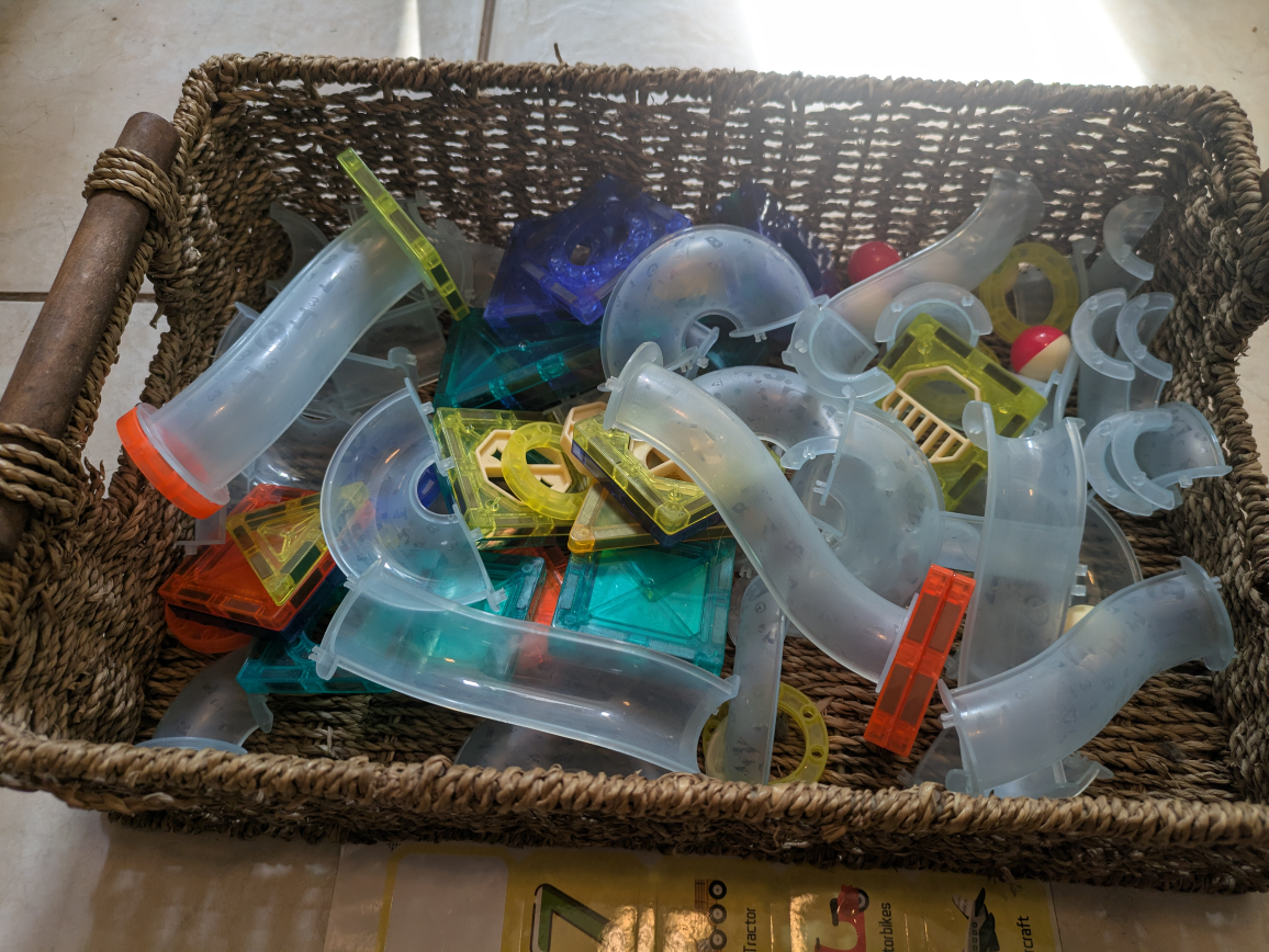 magnetic toy with connecting tubes
