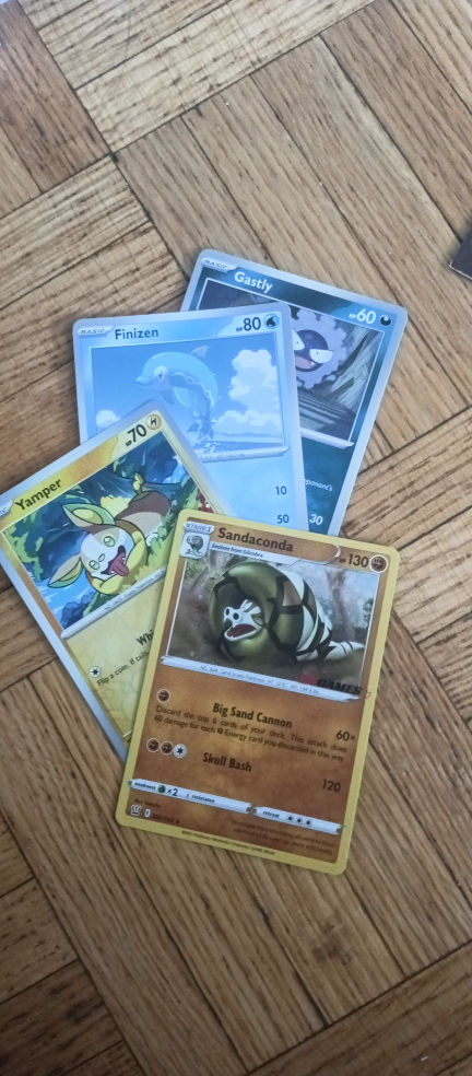Pokémon Trading Cards - Gastly, Finizen, Yamper, Sandaconda