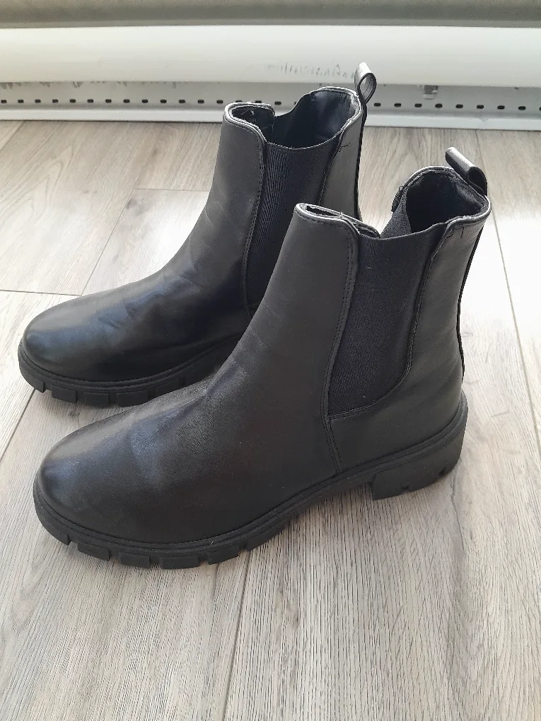 Shoes for $100 altogether sizes EU 42-43 image indicator(4)