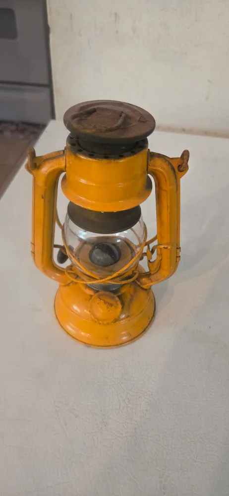 Vintage Railroad Lanterns - Assorted Colours image indicator(7)