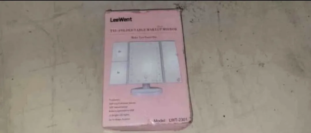Leewent Trifold Makeup Mirror image indicator(3)