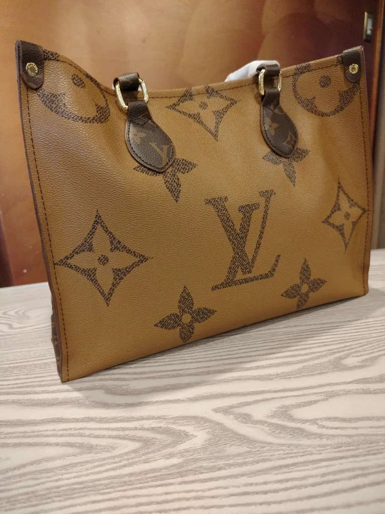 Louis Vuitton OnTheGo MM Tote Bag thumbnail