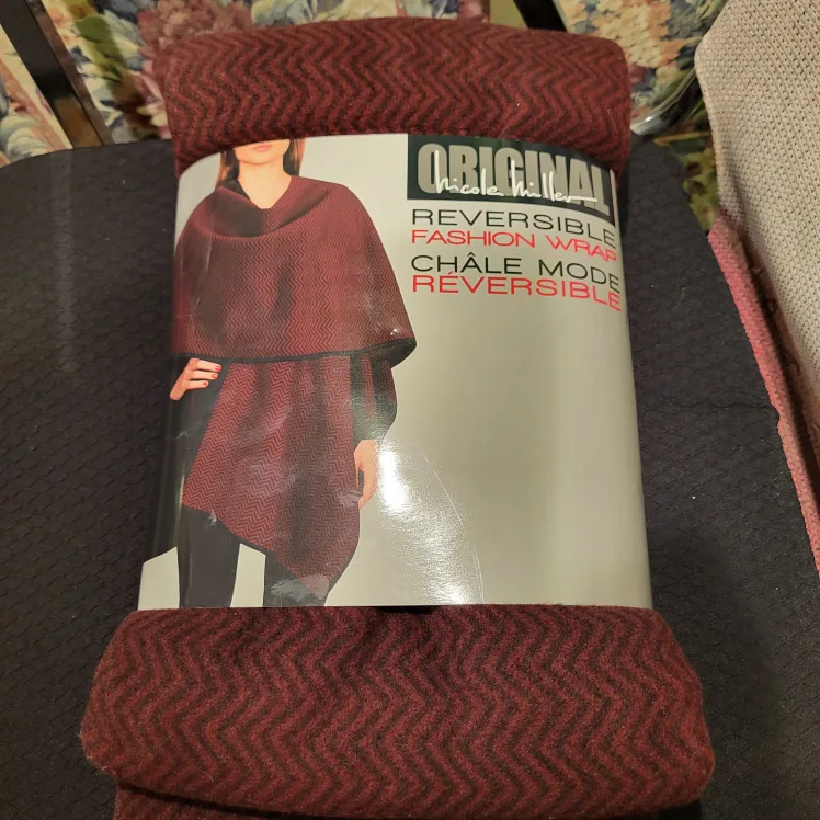 Nicole Miller Reversible Fashion Wrap - New thumbnail