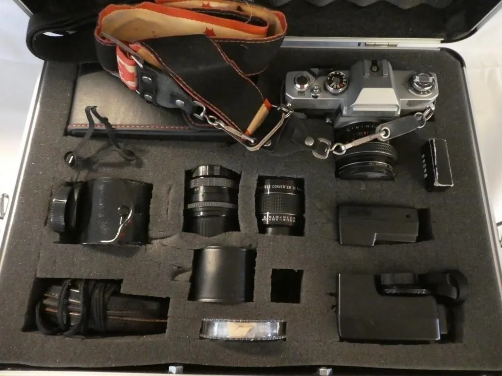 Vintage Ricoh 35mm Film Camera Kit + Lenses + Case image indicator(6)