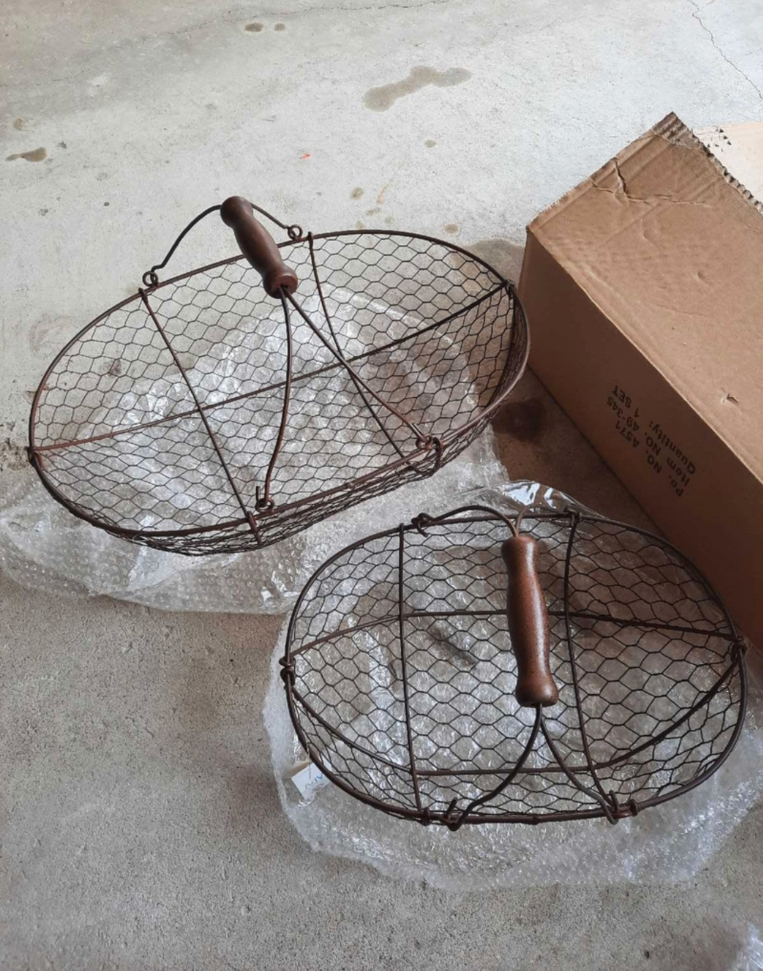 Set of 2 Oval Wire Baskets with Handles