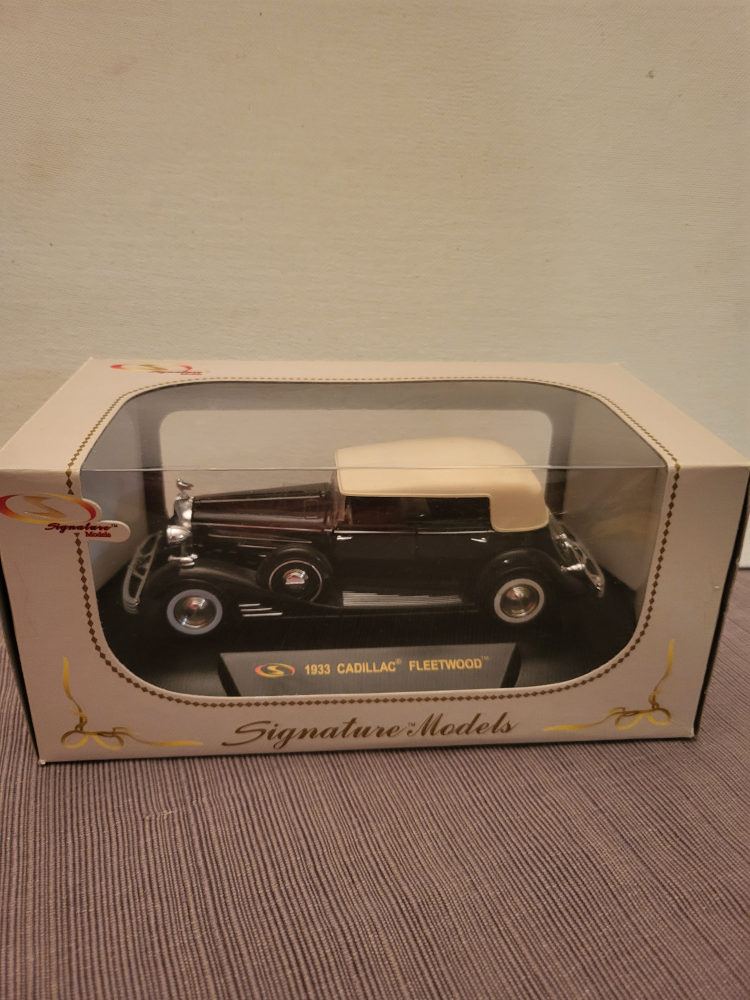 Signature Models 1933 Cadillac Fleetwood - photo 2