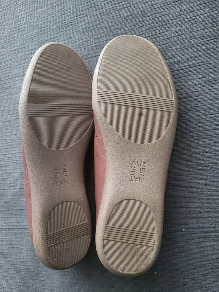 Naturalizer flats size 9M (can fit 8.5) image indicator(2)