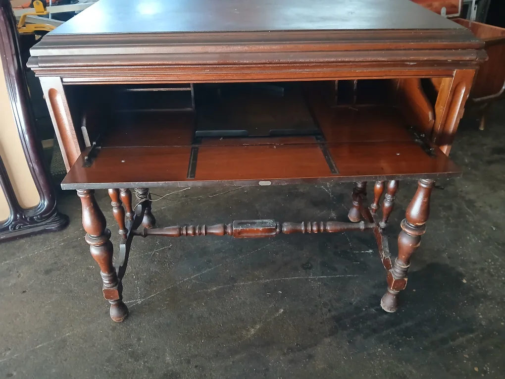 desk good condition thumbnail