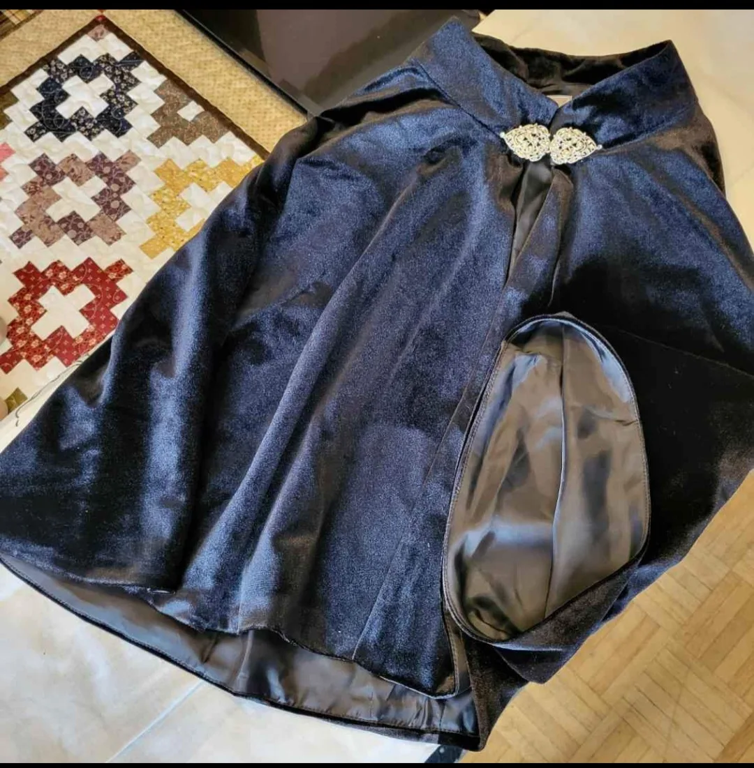 Black Velvet Cape with Broach closure by LAURA, Size L/XL image indicator(5)