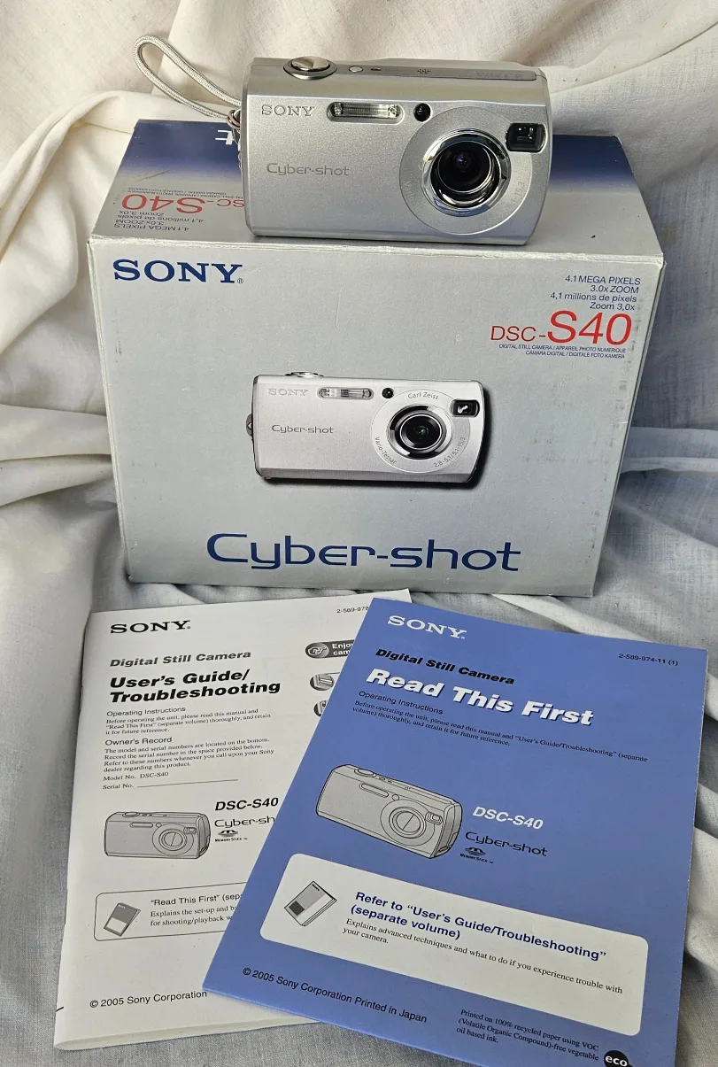 Sony Cyber-Shot DSC-S40 - 4.1 MP Digital Camera Mint thumbnail