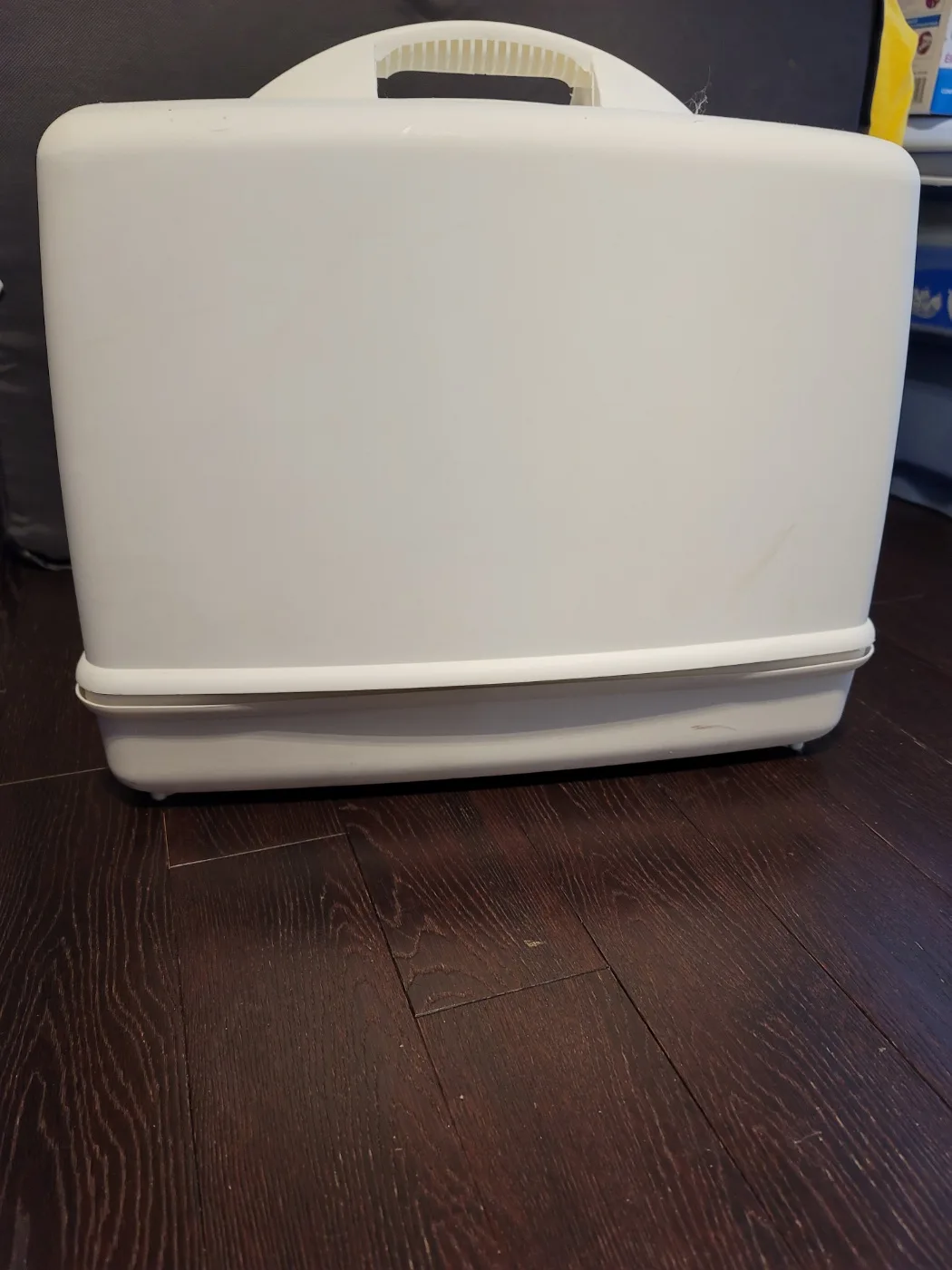 Singer Sewing Machine with Case image indicator(2)