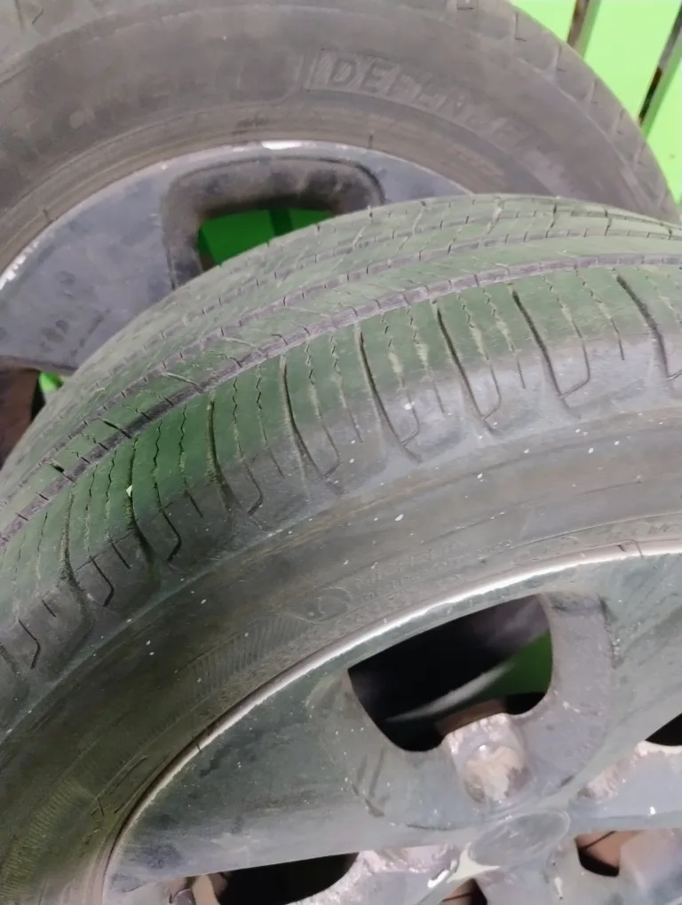 set of all season tires 205/ 55 R16 image indicator(4)