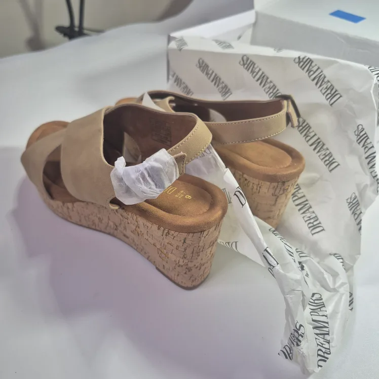 New Dream Pairs Platform Sandals - Size 9 image indicator(2)