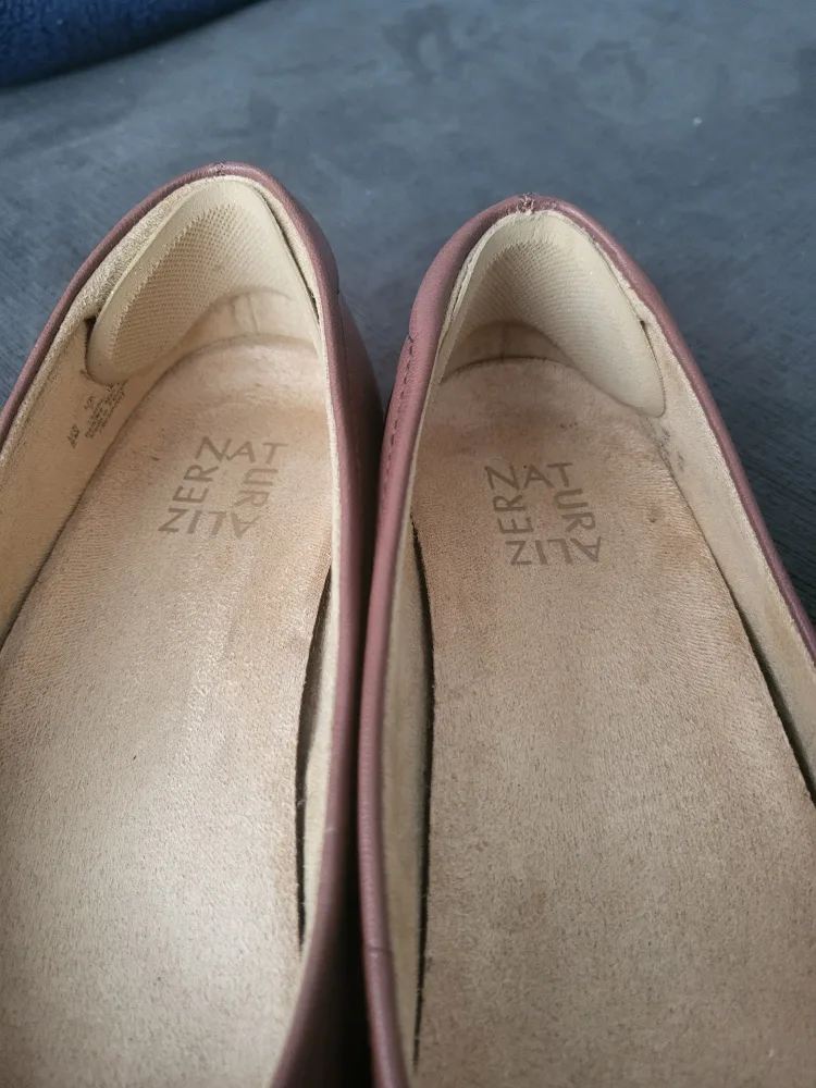 Naturalizer flats size 9M (can fit 8.5) image indicator(3)