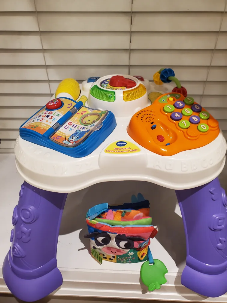 VTech Sit-to-Stand Learn & Discover Table thumbnail