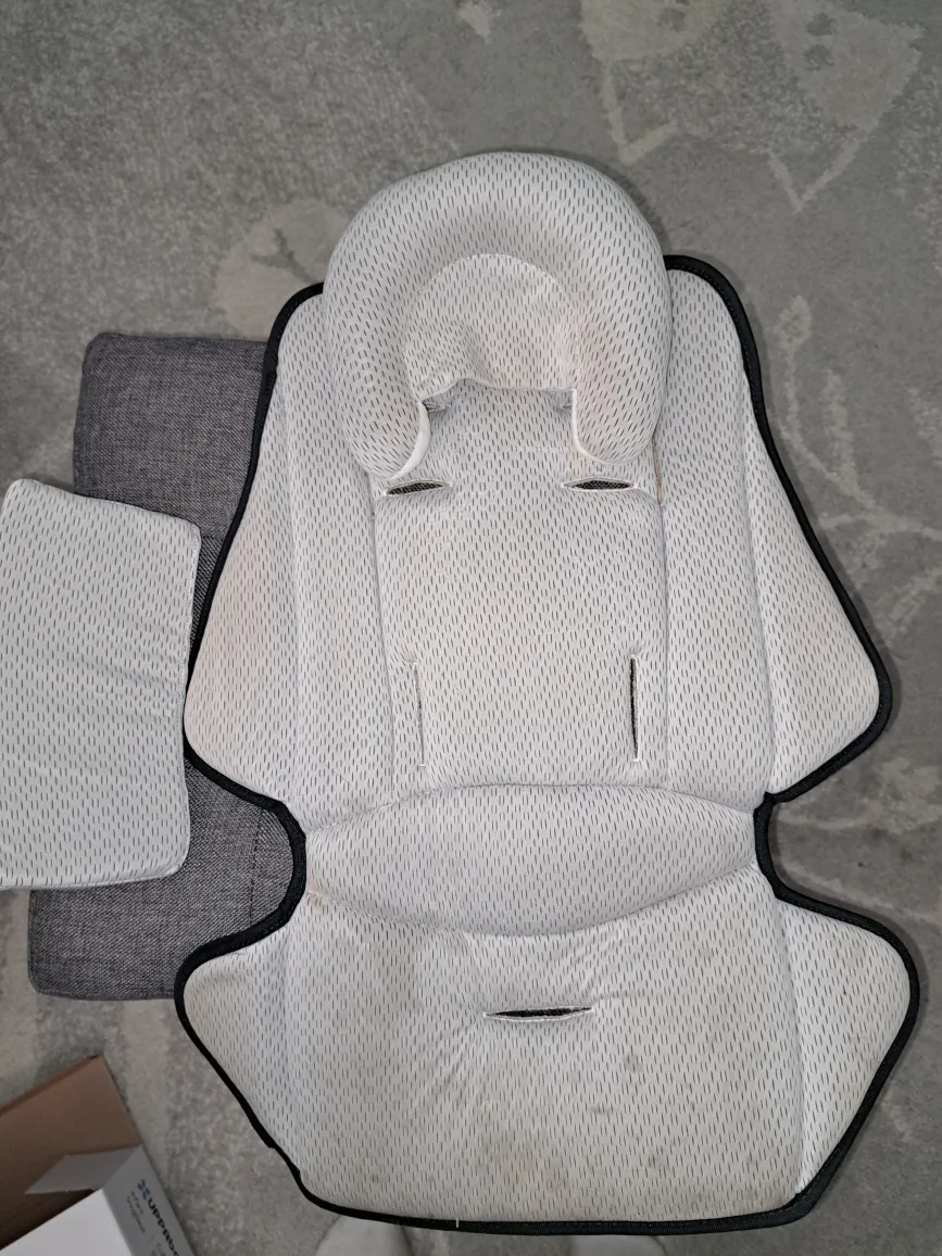 UPPAbaby Infant SnugSeat - Like New! image indicator(2)
