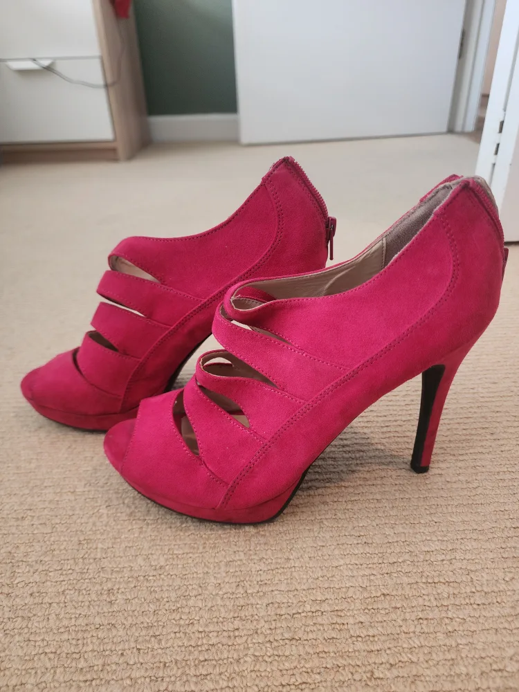 Assorted Women's Shoes image indicator(6)