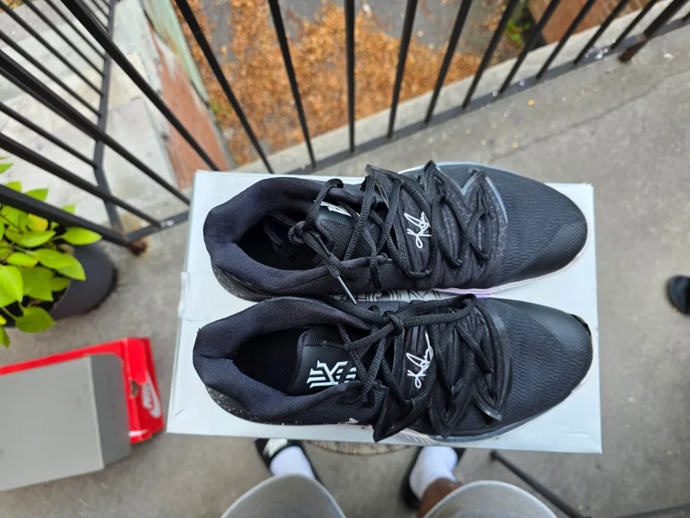 Nike Kyrie 5 Black Basketball Shoes image indicator(5)