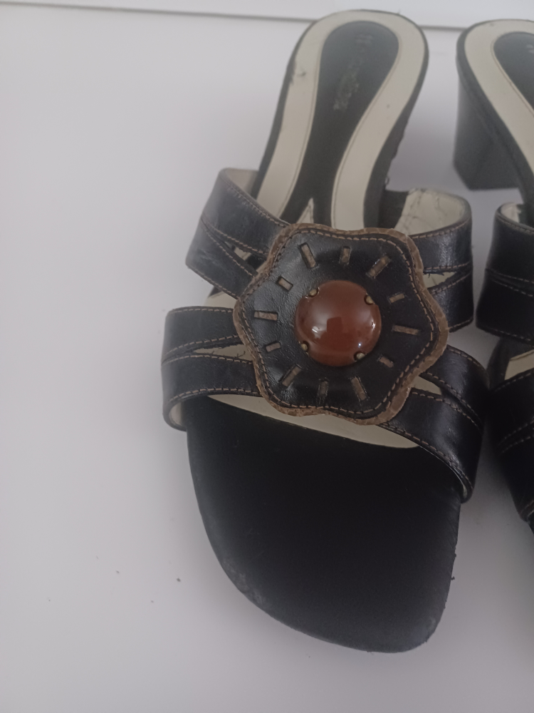 Naturalizer Black Leather Flower Detail Heels - Size 8 - photo 2