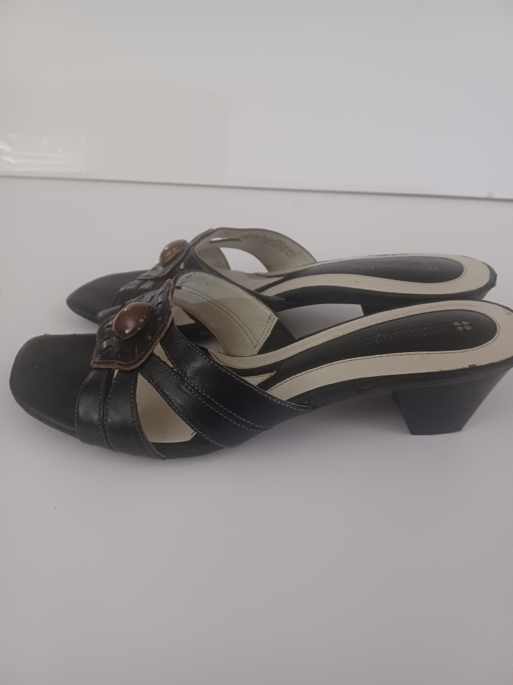 Naturalizer Black Leather Flower Detail Heels - Size 8 - photo 3