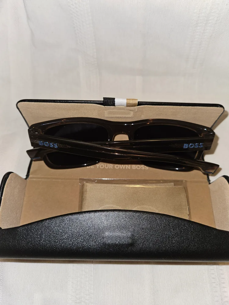 BOSS Sunglasses with Case image indicator(7)