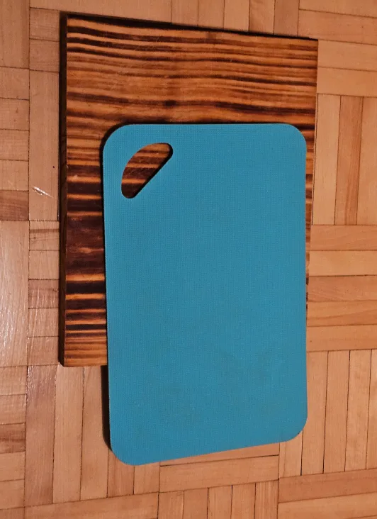 2 cutting boards: wooden & plastic thumbnail