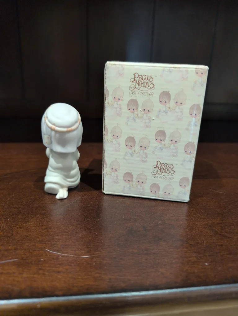 Precious Moments Making a Trail to Bethlehem Figurine image indicator(2)