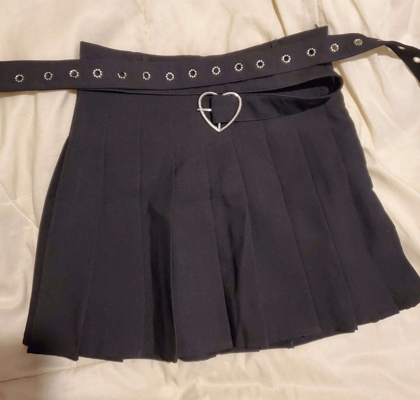 Classic black pleated mini skirt with heart buckle belt image indicator(3)