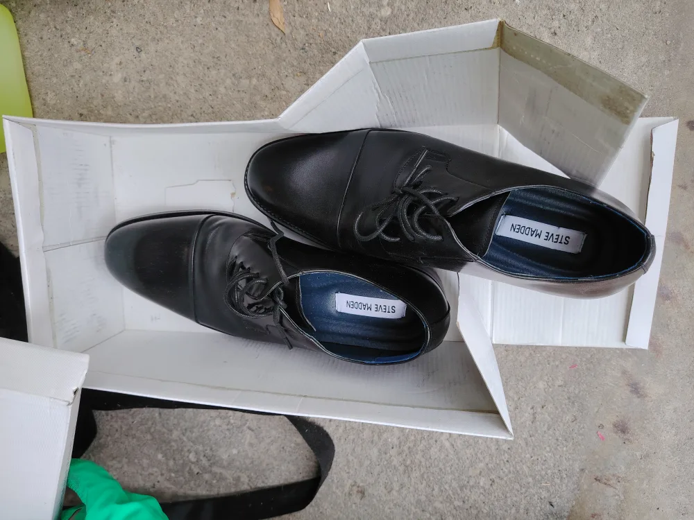 Steve Madden Jamrock Black Leat Shoes - Size 9.5 thumbnail