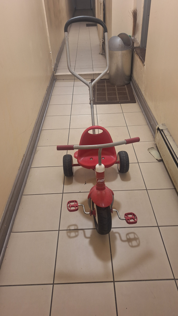 Radio Flyer tricycle - photo 3