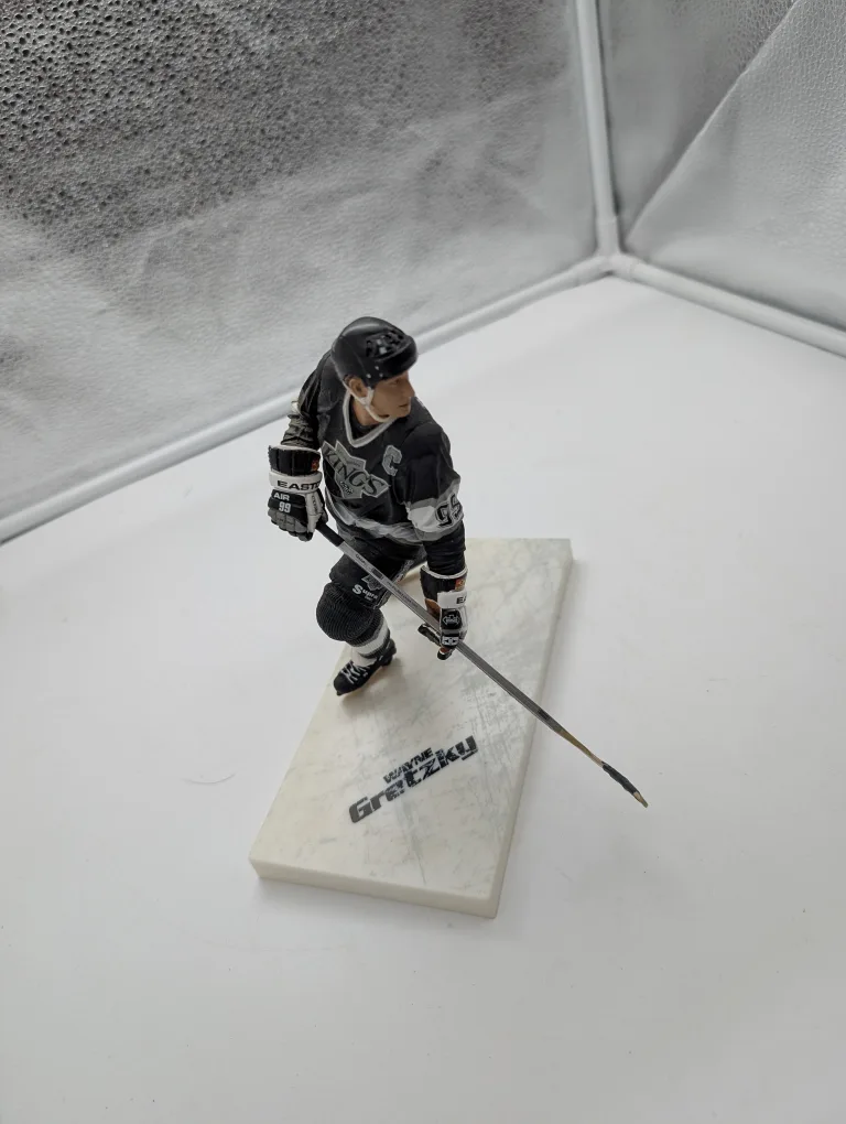 Wayne Gretzky Figurine image indicator(2)