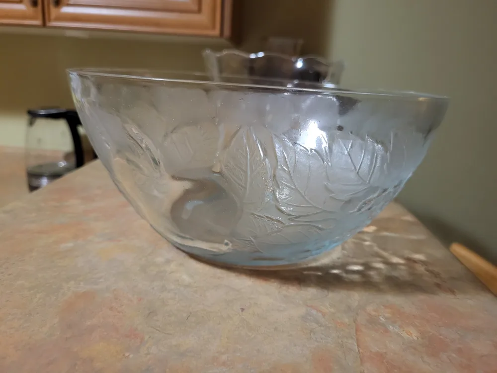 Glass Bowl with Leaf Design image indicator(2)