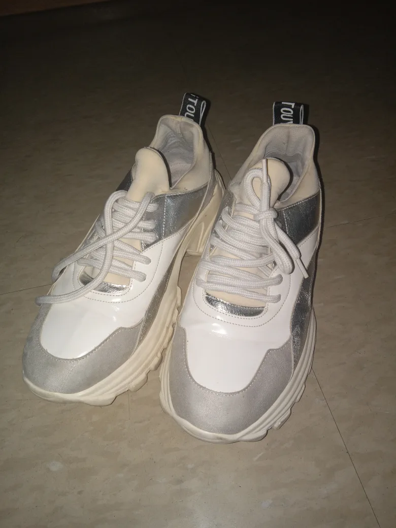 Two sneakers sizes 7.5 and 9 image indicator(3)