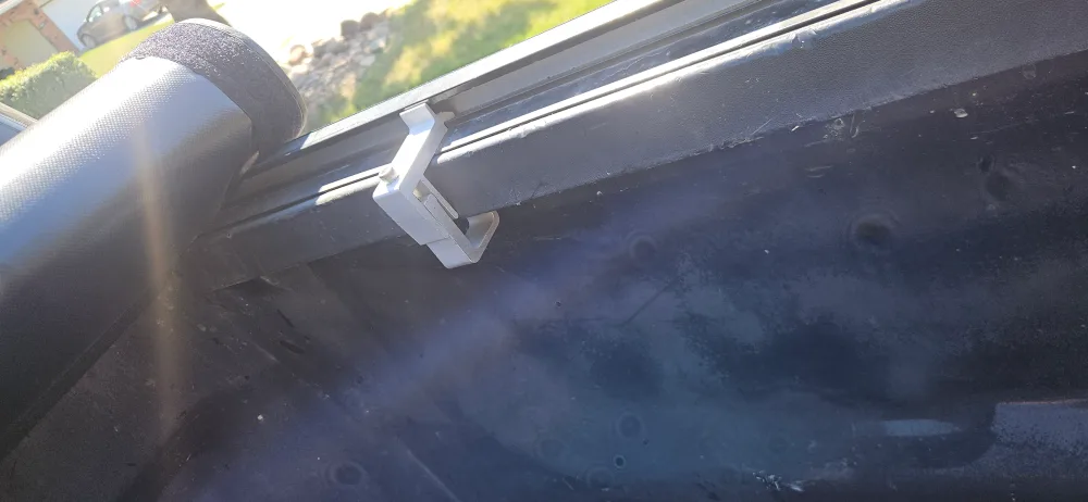 mint condition locking Truck Bed Tonneau Cover w/ Clamps image indicator(3)